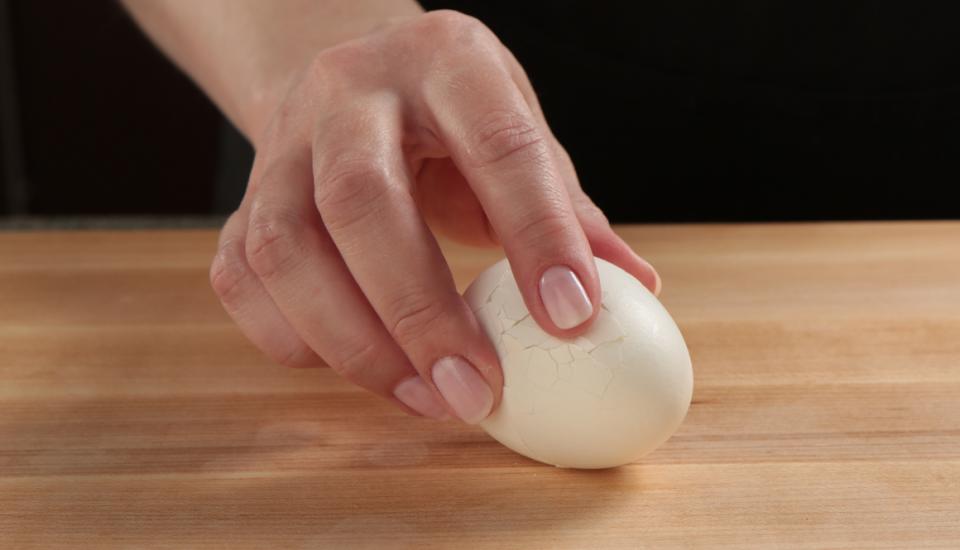 L'astuce géniale pour écaler un œuf dur en quelques secondes