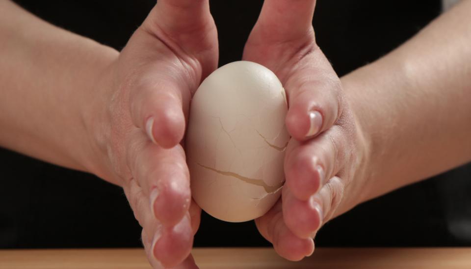 Cette astuce permet de peler un œuf dur en un instant et on n'y aurait  jamais pensé