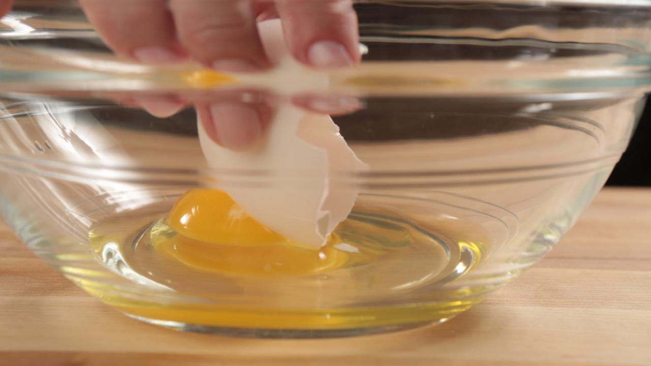 Cleaning Eggs - Trick For Cleaning Up Fresh Dropped Eggs