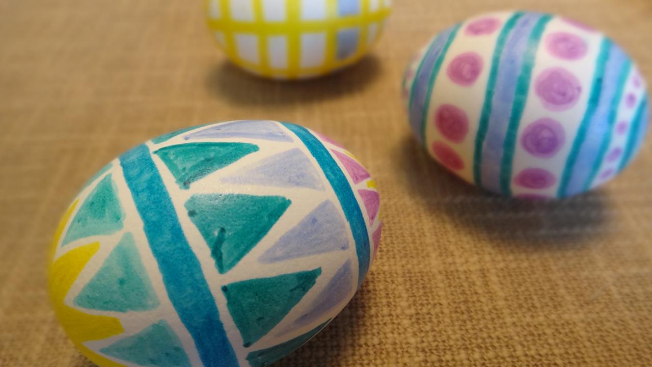 Comment colorer des œufs de Pâques par trempage