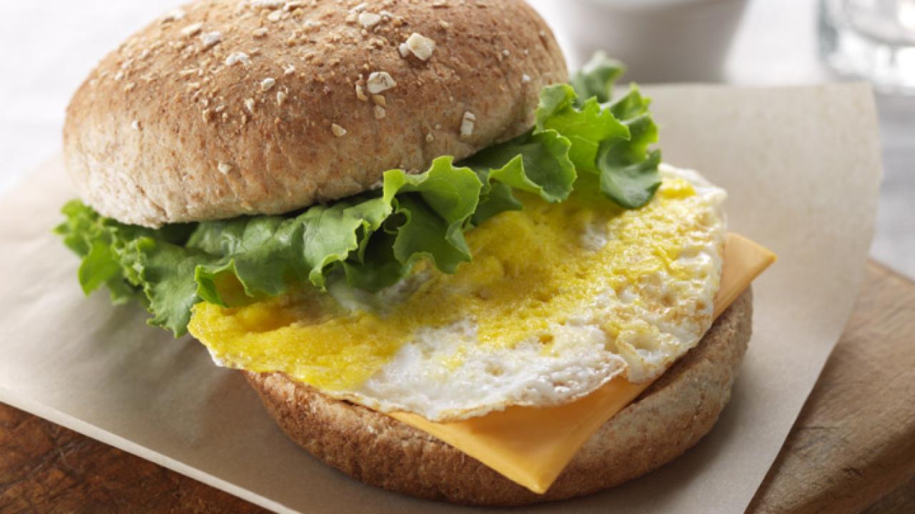 https://media.eggs.ca/assets/RecipePhotos/_resampled/FillWyIxMjgwIiwiNzIwIl0/Egg-Burger.jpg