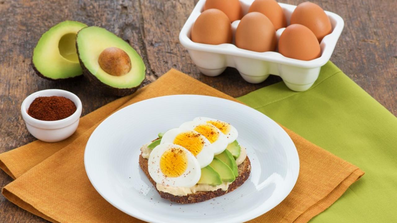 https://media.eggs.ca/assets/RecipePhotos/_resampled/FillWyIxMjgwIiwiNzIwIl0/Open-Faced-Egg-Sandwich-with-Hummus-and-Avocado-CMS.jpg