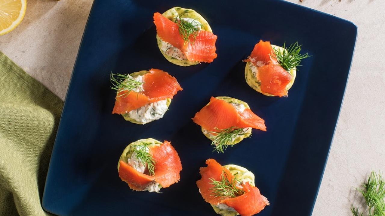 https://media.eggs.ca/assets/RecipePhotos/_resampled/FillWyIxMjgwIiwiNzIwIl0/Smoked-Salmon-Fritters-with-Dill-Cream-Cheese-CMS.jpg
