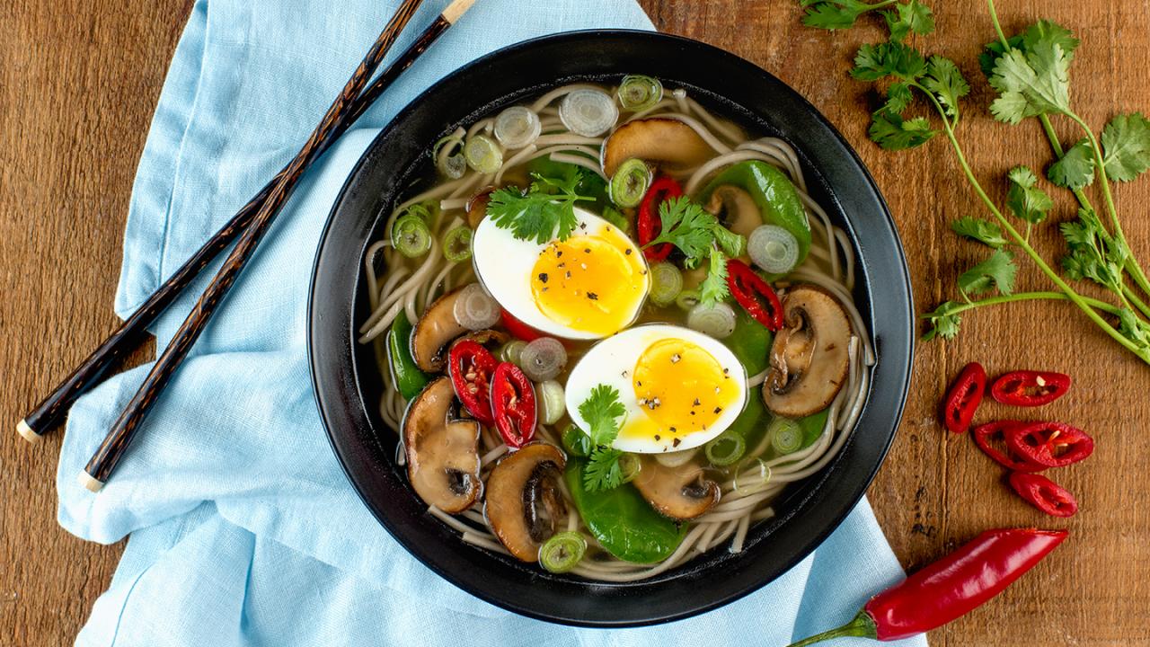 Fortære sende Erkende Spinach & Mushroom Soba Noodle Soup Recipe | Get Cracking
